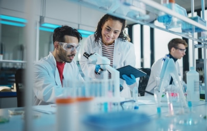 άνθρωποι εν ώρα εργασίας