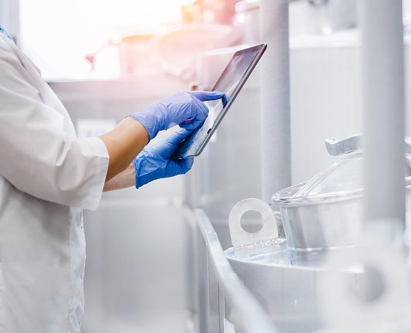 Κοντινό πλάνο ενός γιατρού που χρησιμοποιεί ένα τάμπλετ