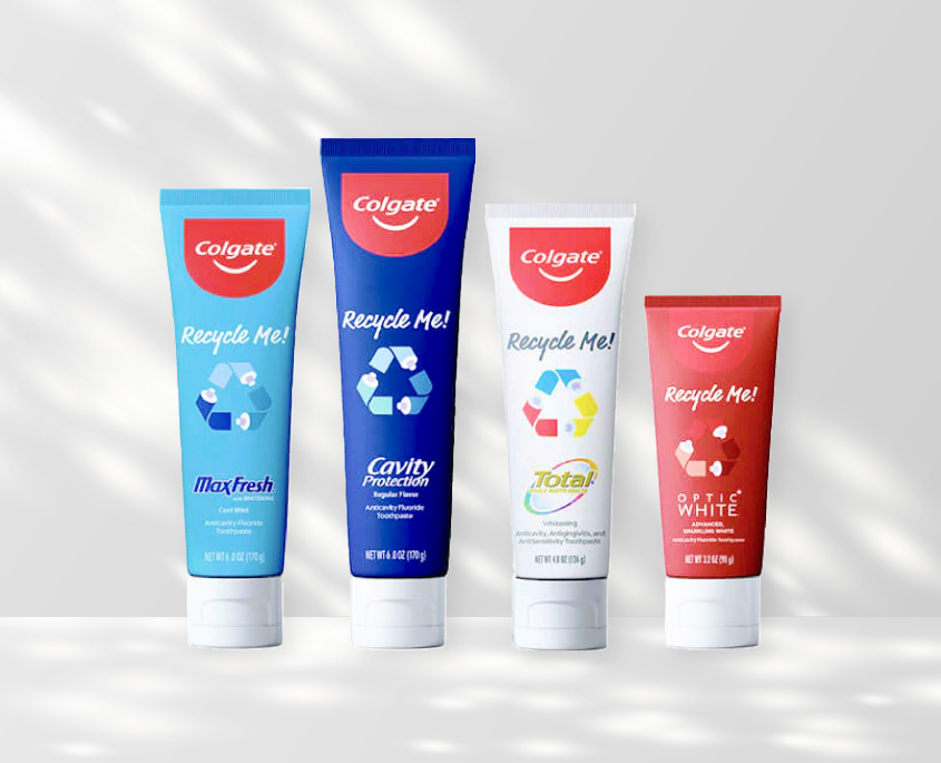 Νεαρή γυναίκα βουρτσίζει τα δόντια της