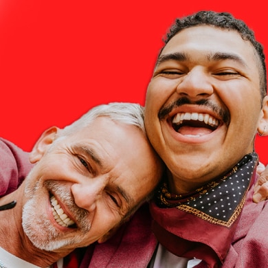 ζευγάρι που διασκεδάζει και επιδεικνύει το χαμόγελό του