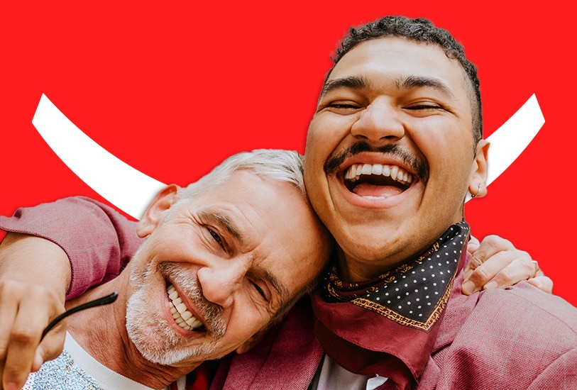 ζευγάρι που διασκεδάζει και επιδεικνύει το χαμόγελό του