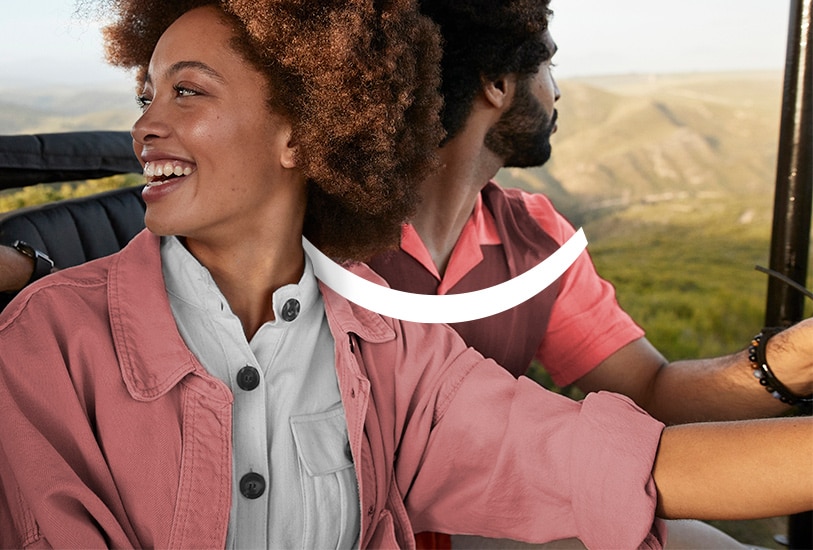 χαμογελαστό ζευγάρι σε περιπέτεια