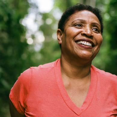 Ηλικιωμένη γυναίκα χαμογελάει