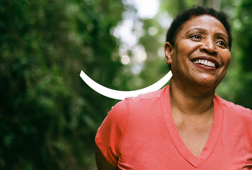 Ηλικιωμένη γυναίκα χαμογελάει