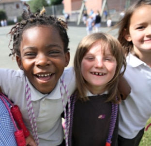 Δύο νεαρά κορίτσια με στολές προσποιούνται ότι βουρτσίζουν τα δόντια τους με χάρτινες βούρτσες