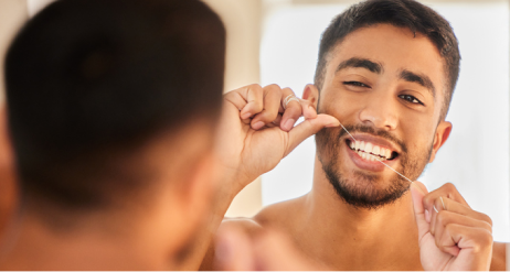 άνδρας χρησιμοποιεί οδοντικό νήμα