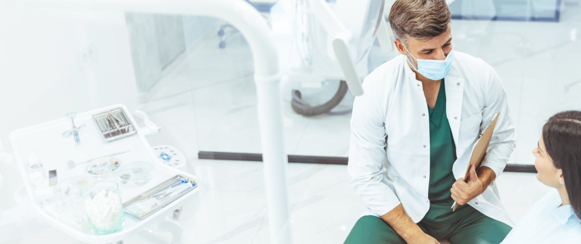 Οδοντίατρος και ο ασθενής του.  