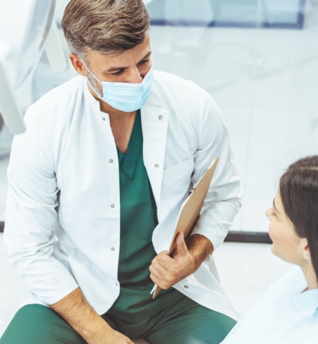 Οδοντίατρος και ο ασθενής του.  