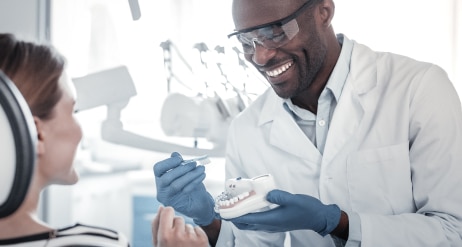 Οδοντίατρος εξετάζει μια γυναίκα