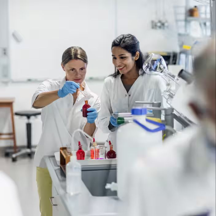 άνθρωποι στο εργαστήριο