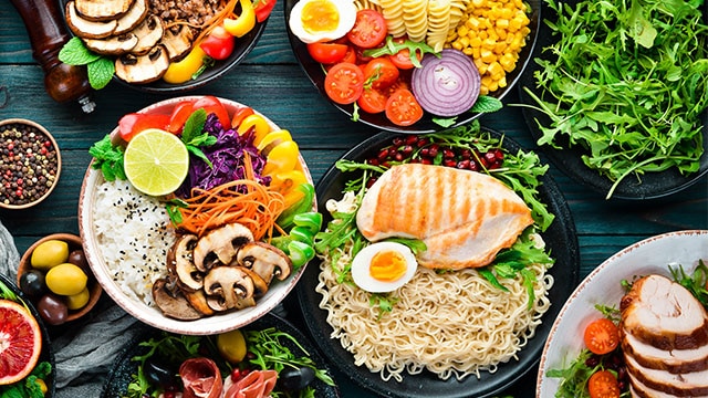 Στιγμιότυπο οθόνης ενός βίντεο που δείχνει διάφορα είδη φαγητού