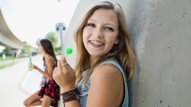 3 Συμβουλές για την πρόληψη λεκέδων στα δόντια από σιδεράκια | Colgate®