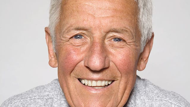 Ένας ηλικιωμένος με λαμπερό χαμόγελο και φυσικά υγιή δόντια